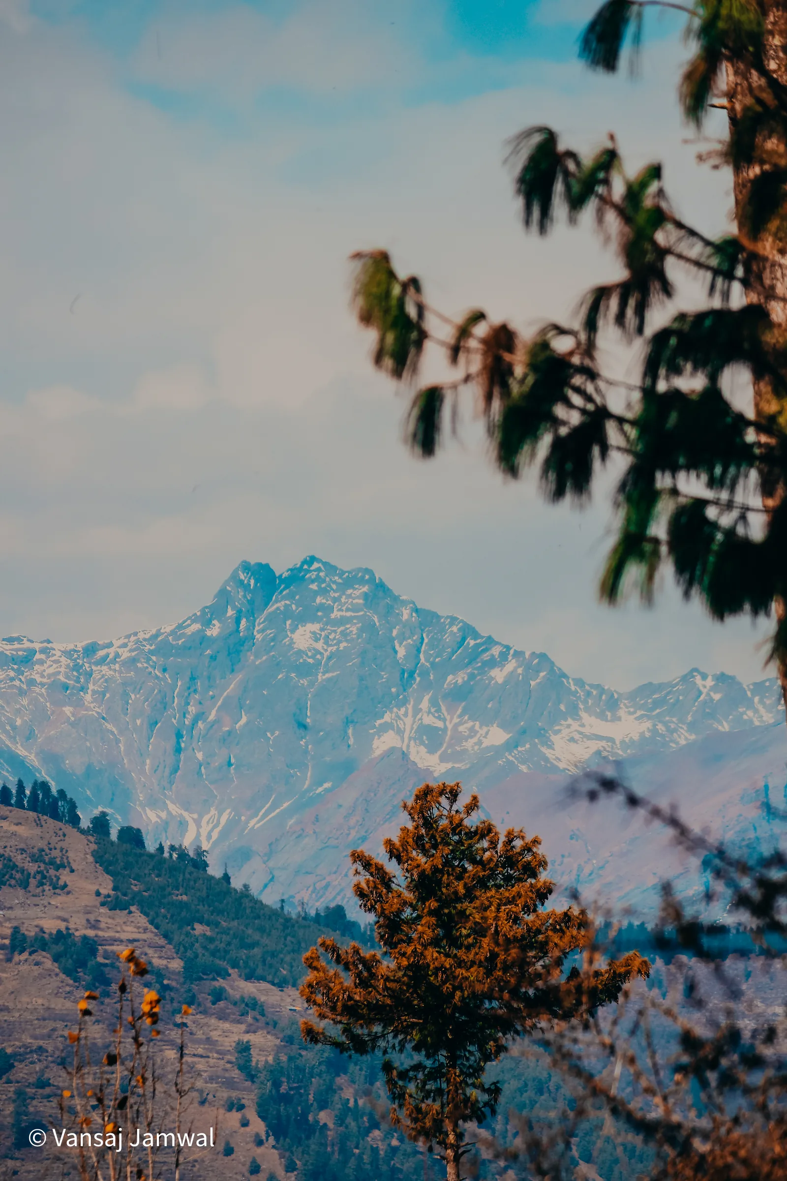Kasol & Kheerganga: Snow peaks above the valley