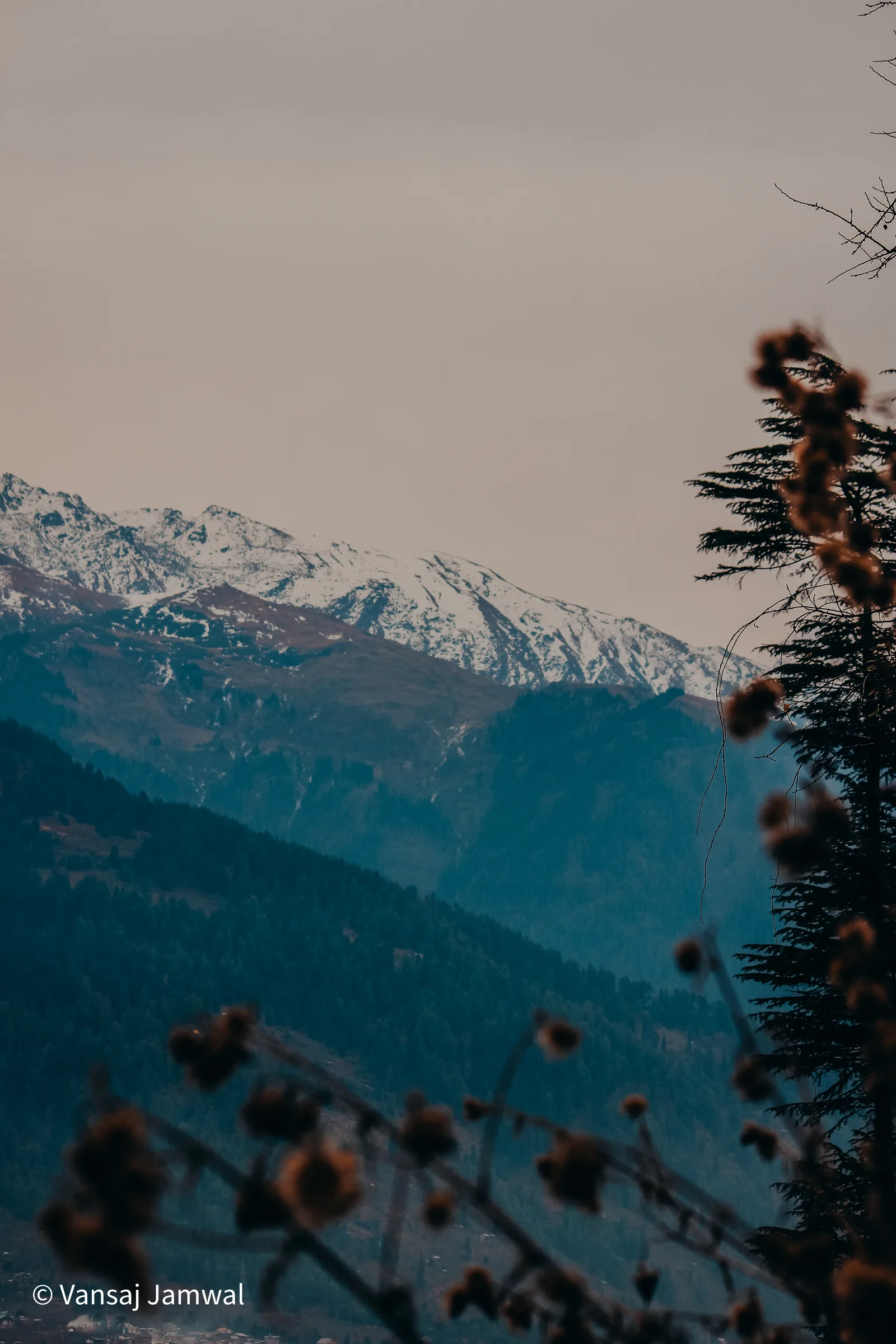Kasol & Kheerganga: Snow on the ridges above Kasol